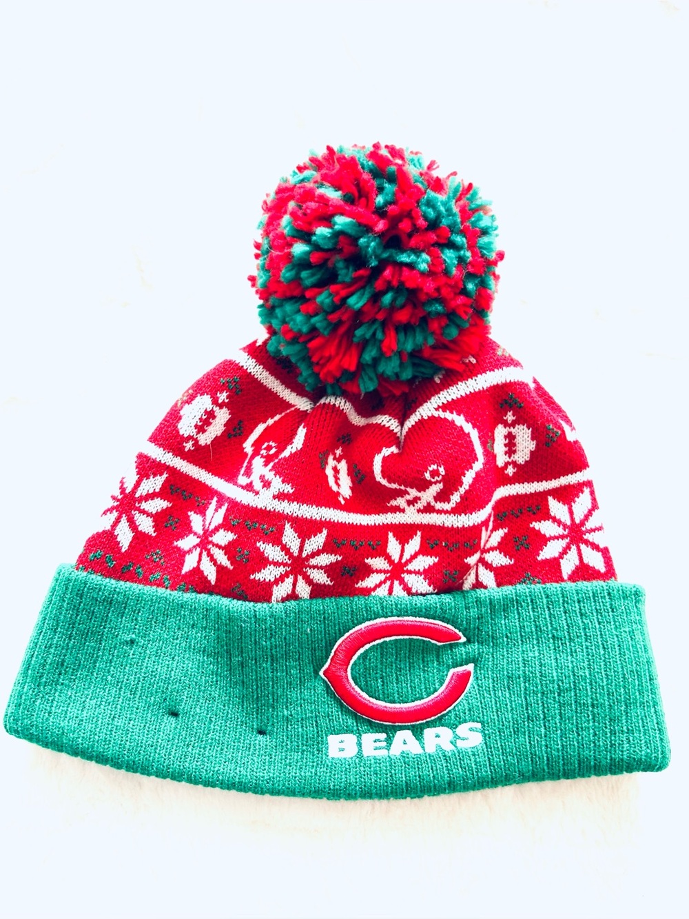 NWOT NFL New Era Chicago Bears Green and Red Snowflake Cuffed Pom Hat